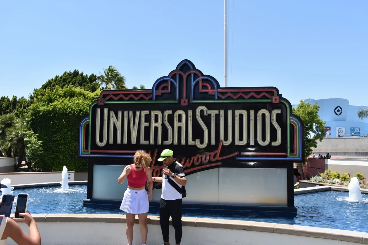 Universal_Studios_Hollywood_logo_entrance_7a10927211-1.webp