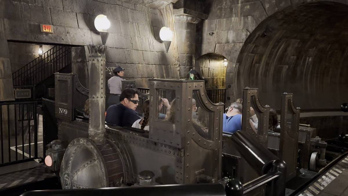 Universal_studios_harry_potter_escape_gringotts_ride_vehicle_51eb68ca1e.jpg