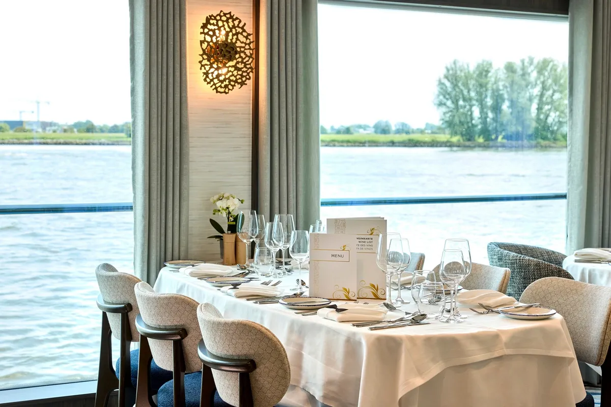 VIVA_Cruises_Dining_Room_0de950af6b.webp