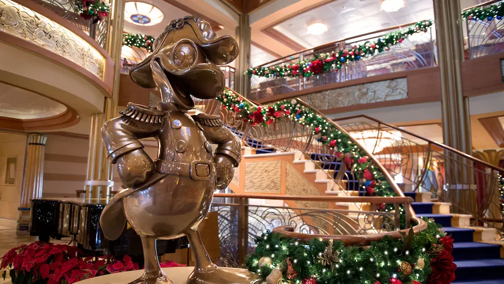 Very_Merrytime_Cruises_Disney_decor_statue_83246a0c76.webp