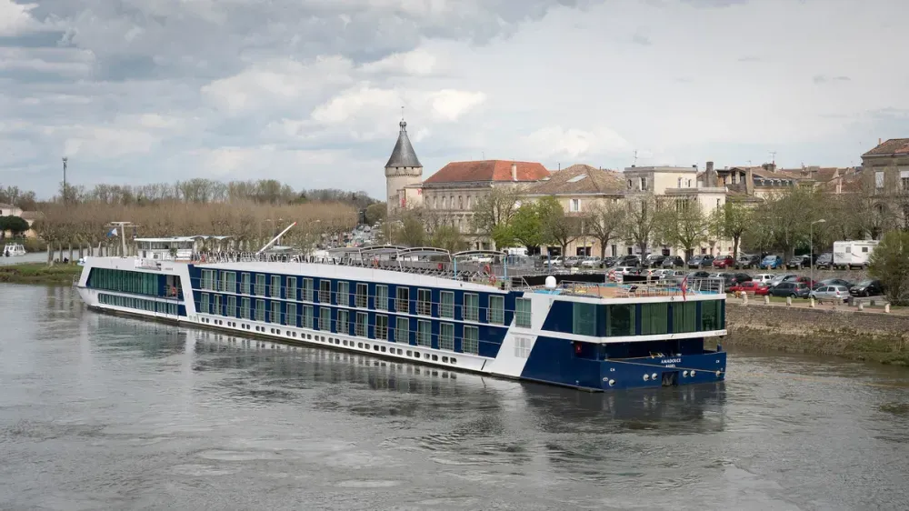 large_Ama_Waterways_River_Cruise_Seine_11c80c7c9e.webp